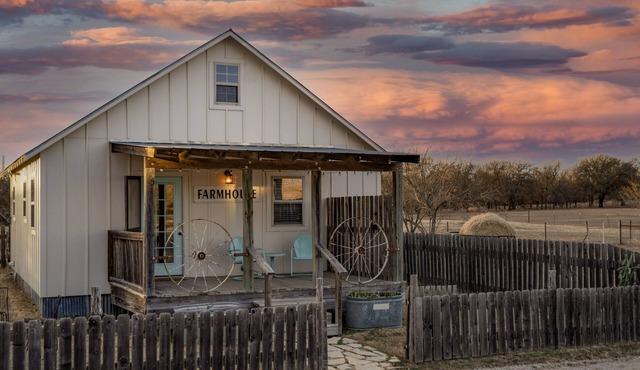 The Farmhouse @ Spotted Sheep Farms - Close to town & wine