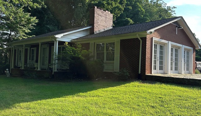The Farmhouse. Vintage 3-bedroom with WiFi. Mt Airy outskirts. Vineyards nearby.