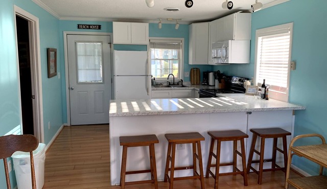 “The Fishbowl” - The Perfect Surf City Intimate Beach Cottage!