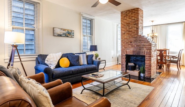The Heart of Annapolis at Capital Views, w Free Off-Site Parking & Patio at Historic Home