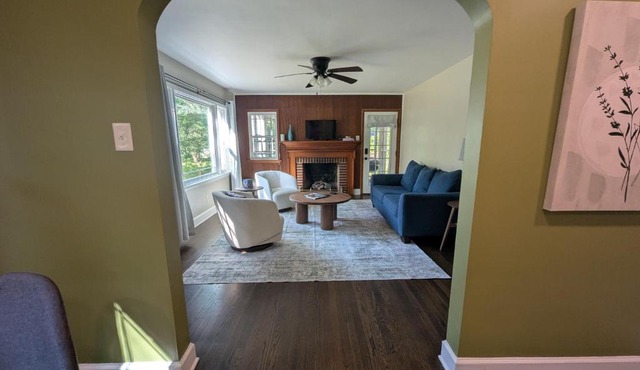 The Homestead Bungalow 2BR Den, Pets OK
