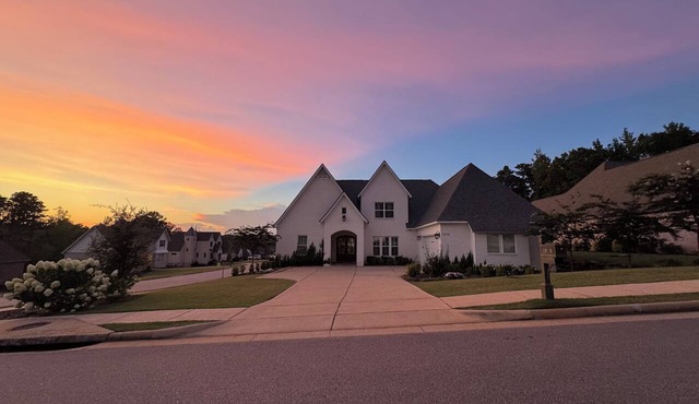 The Hydrangea Game Day House with 65” Smart Tv King Suite Peloton Chefs Kitchen