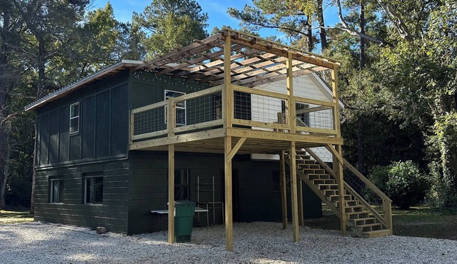 The Pines Retreat - Rustic Modern Camp with WIFI! Pet Friendly!