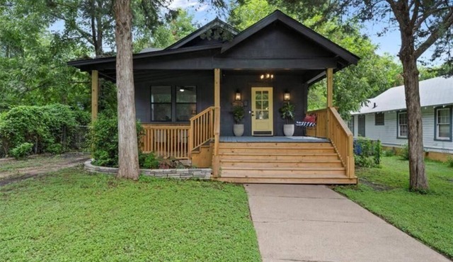 The Pinewood House - 3-bedroom house in the heart of Waco