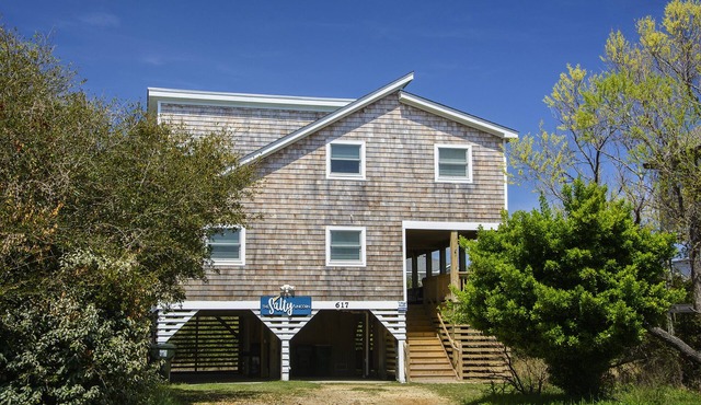 The Salty Unicorn: Comfy, Oceanside 3-bedroom home, only 500 feet from the beach