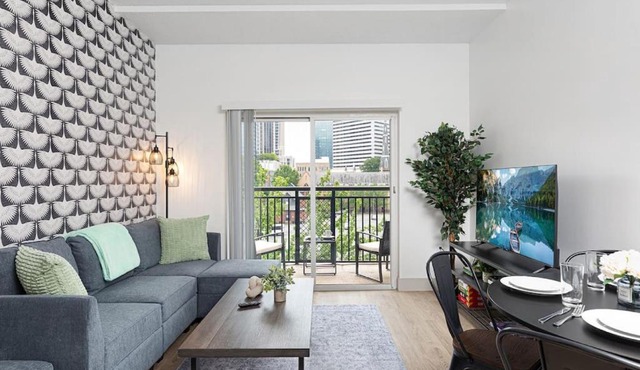 The Tar Heel - Stylish 4BR with City Views - Free Parking - Gym - Pet-Friendly