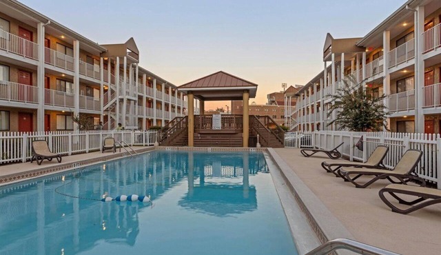 The Ward - Resort Style Gameday Condo