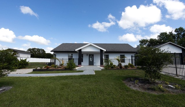 This centrally-located Parrish house has everything you need for a lovely stay! in Parrish