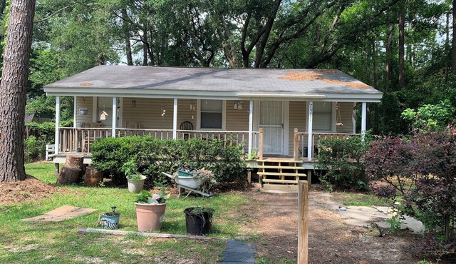 This cozy little home is located in the Northshore of Lake Ponchatrain.