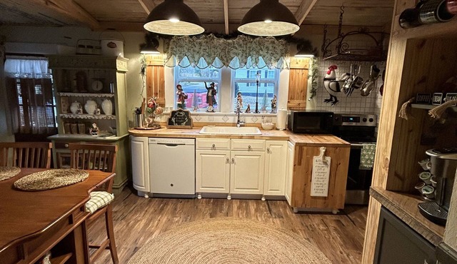 This unique Country Cottage is located close to Clemson, Easley & Greenville.
