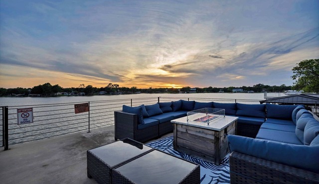 Tiger's Cove - Hot Tub, Boat Lift, & Fire Pit!