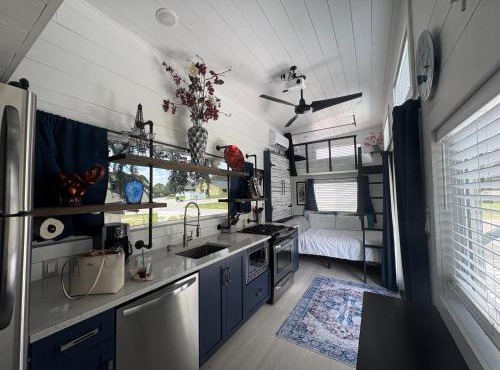 Tiny Hamptons, No Pet Fees, Main Floor Bed!