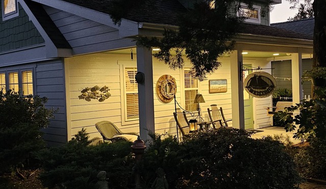 TOP 5% rated, Nautical-themed Beaufort Bungalow near Downtown Beautiful Gardens