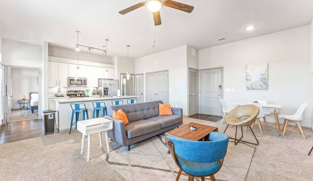 Top Floor 2BR King Beds Suite, 8 Min to Downtown