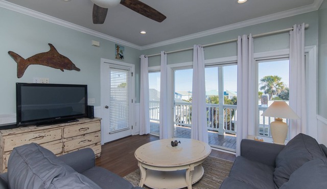 Top Floor Condo w/Free Pool Access; Direct Beach Access; Cable TV/WiFi Access