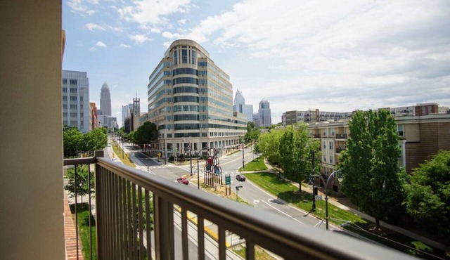 Top Floor with City Views ★ Gym & Pool ★ King Bed