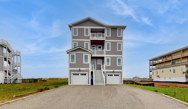 Topsail Tower: Oceanfront, private heated pool & hot tub, elevator & game room
