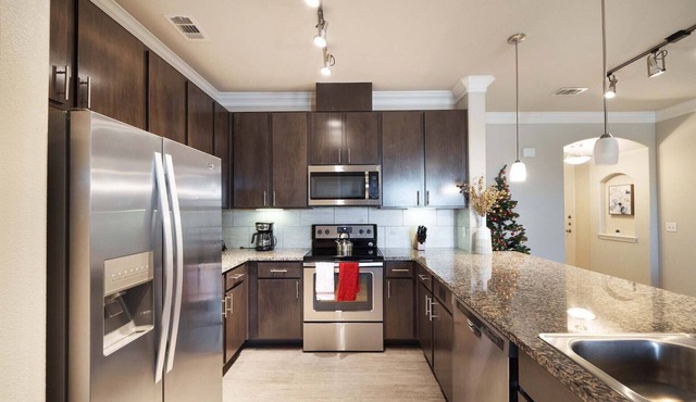 Townhome W a pool in North Austin 5418