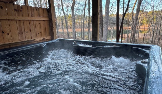 Tucked Away: Waterfront, Hot Tub, Pickleball, 9 Guests, High End Kitchen & Baths