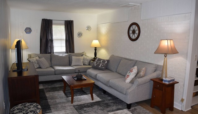 Tucker Ranch - Comfortable Home w/screened in porch. Pet Friendly.