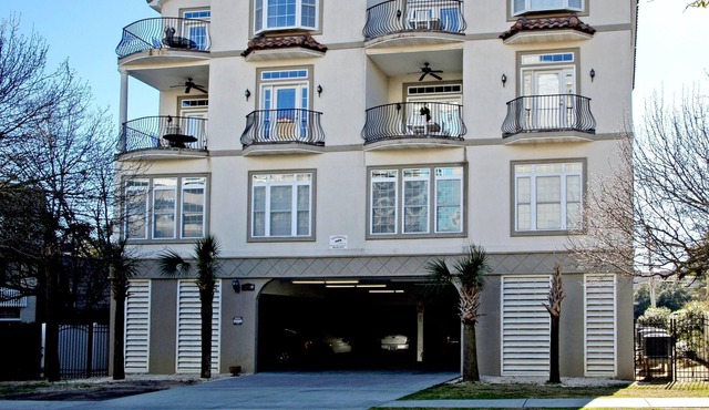 Tuscan Ocean Vista D - 1/2 Block to Beach, close to shopping and area attractions