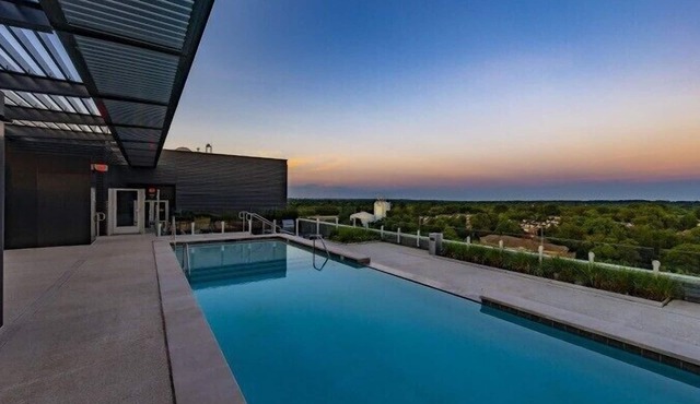 Tysons 2BR | Two Baths, Pool & Gym