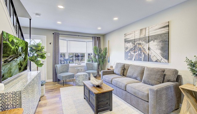 Unique Listing! Entire Downtown Triplex w/Private Parking! Sleeps 12-18. Pets ok