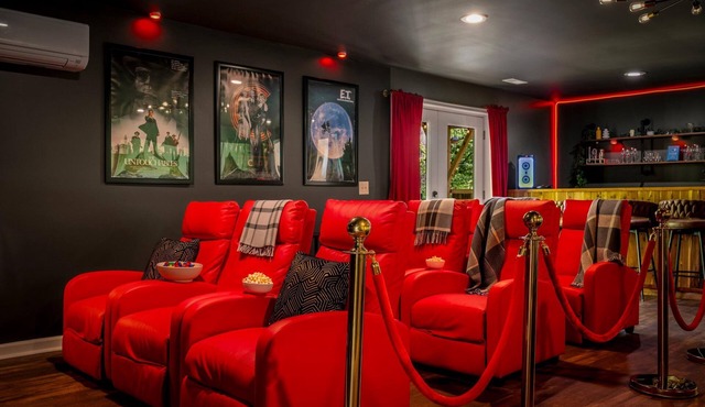 Upscale Retreat-Hot Tub-Sauna-Theater-Firepit-Kid and Dog Haven-12 min to DT