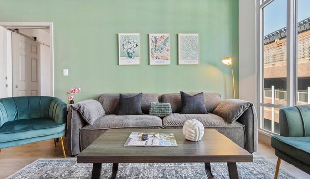 Uptown Luxury - Top Floor King Suite, Free Parking