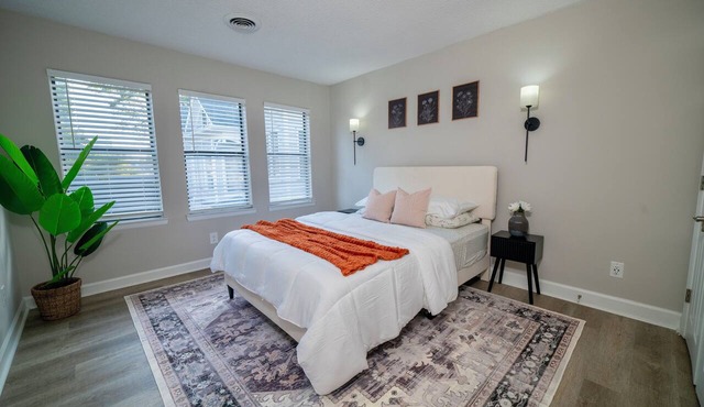 UptownLUXE Retreat~Walk to BOA/Spectrum~Free Parking~ W/D~ 2BR