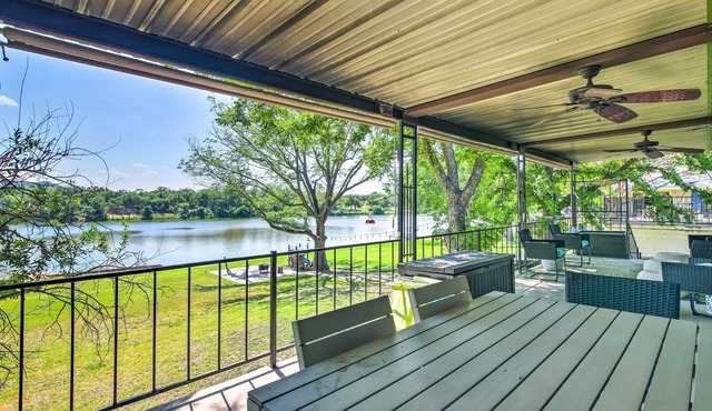 Vibrant Kingsland Retreat w/Waterfront Views