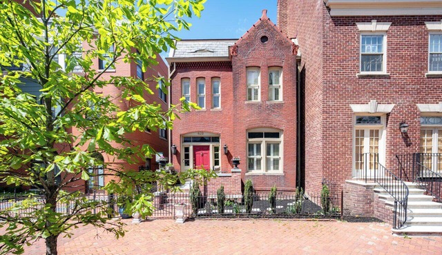 Victorian on Washington king bed near King St Hot Tub