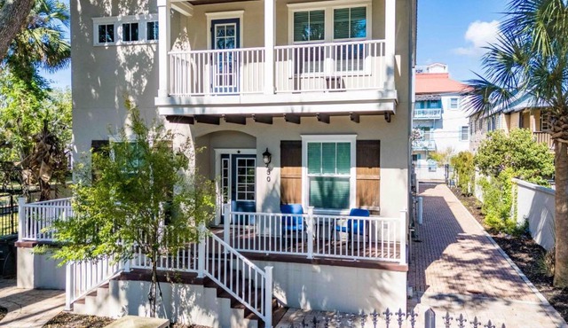 Villa Mojito Lakefront Home and APTs Sleeps 24