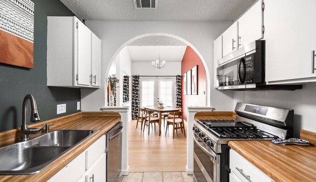 Vinyl Nest: Patio & Grill | Music | Sleeps 10