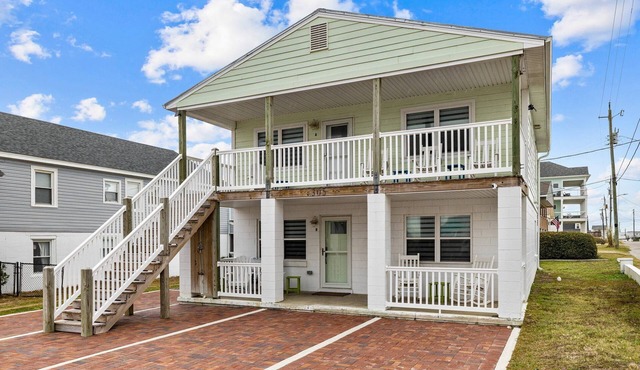 Walk on the Beach "Downtown" - your feet in the sand in 250 ft. Pet friendly