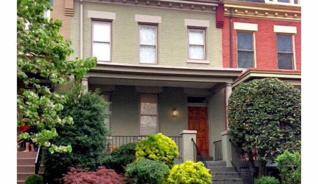 Walk to Metro, Museums & Nightlife. Private parking. Popular Neighborhood.