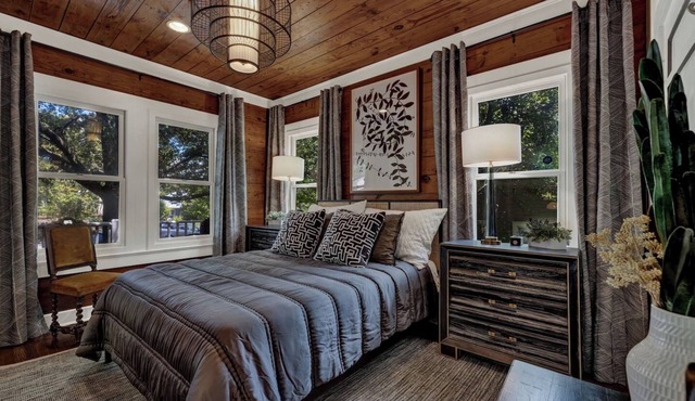 Walk to SOCO | Austin Luxury | Hot Tub | Fire Pit