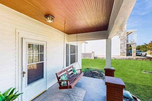 Walkable 1900s Home w/Porch in Downtown Buda