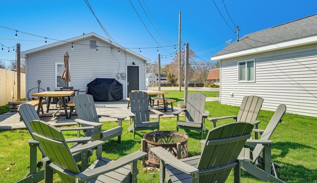 Walkable 3-Unit Escape Near Elk Lake & Bay Access!