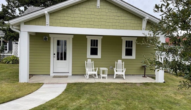 Walking distance to Downtown Beaufort, NC. Short drive to several beaches.