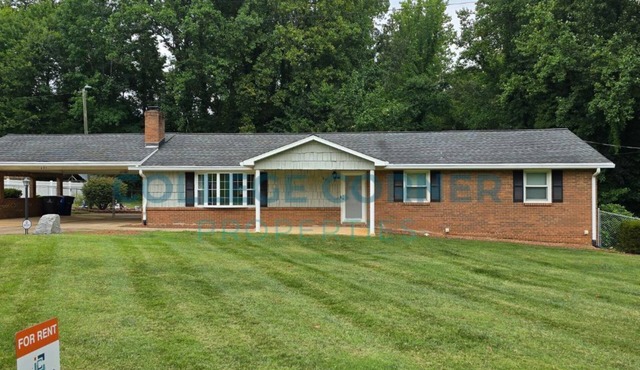 Warm and inviting 4-bedroom house near Wake Forest in Winston-Salem