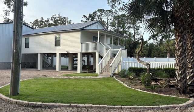 Waterfront House with floating Boathouse, can sleep 7
