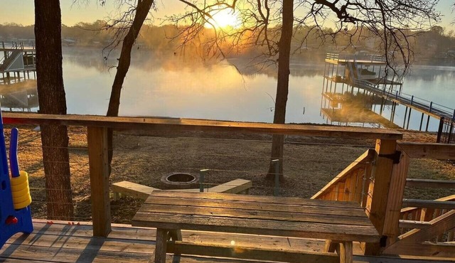 Waterfront Retreat, Spacious Outdoor Deck! Dogs