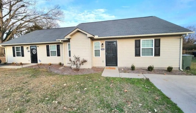 Welcome to our beautiful Unit in Ayden a few minutes from Greenville nc.