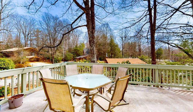 Welcoming cottage with fireplace, tennis court, pool, deck, W/D, & kitchenette