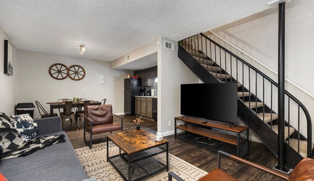 Western Modern 2 Story Loft: Pool, Gym, Biz Center