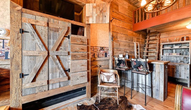 Western-themed Decatur Studio on Main Street!