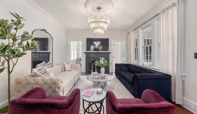 White Modern Retreat Near Fort Moore & Downtown