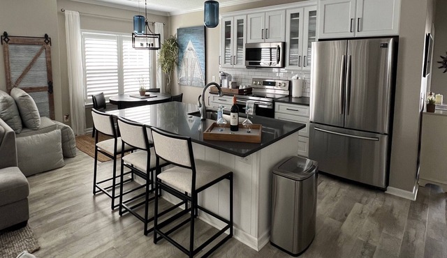 Wine Down in a Luxury Condo on Fairway: Close to Beaches and Golf