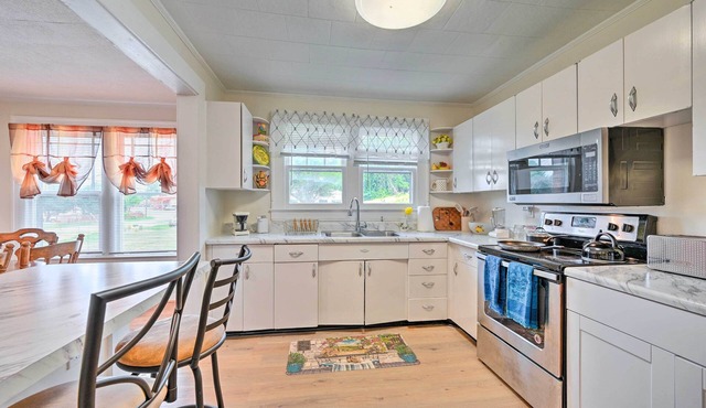 Winston-salem Retreat w/ Yard ~ 6 Mi to Dtwn!